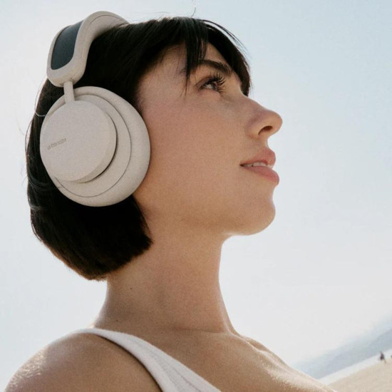 Urbanista Los Angeles Solar Panel Powered Headphones comes with a 80 h battery reserve